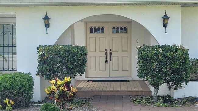 Building Photo - 3631 Avenida Madera
