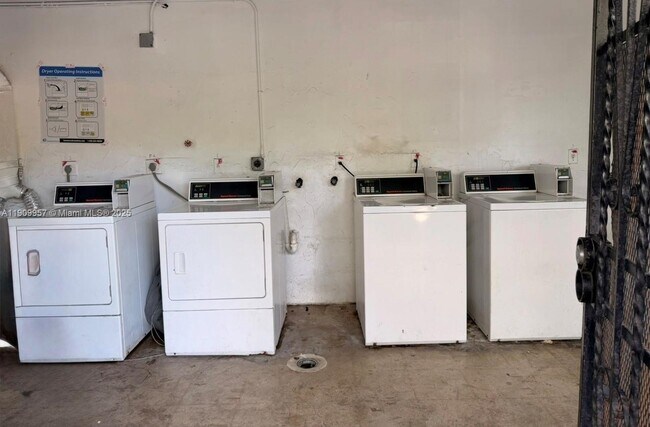 Building Photo - 13725 NE 6th Ave