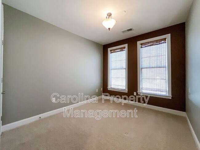 Building Photo - 518 Clarice Ave