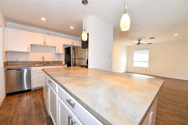 Building Photo - 7605 Carriage Dr