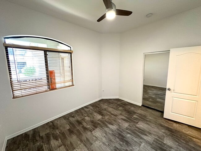 Building Photo - Gorgeous 2 bedroom / 2 bath condo in The E...