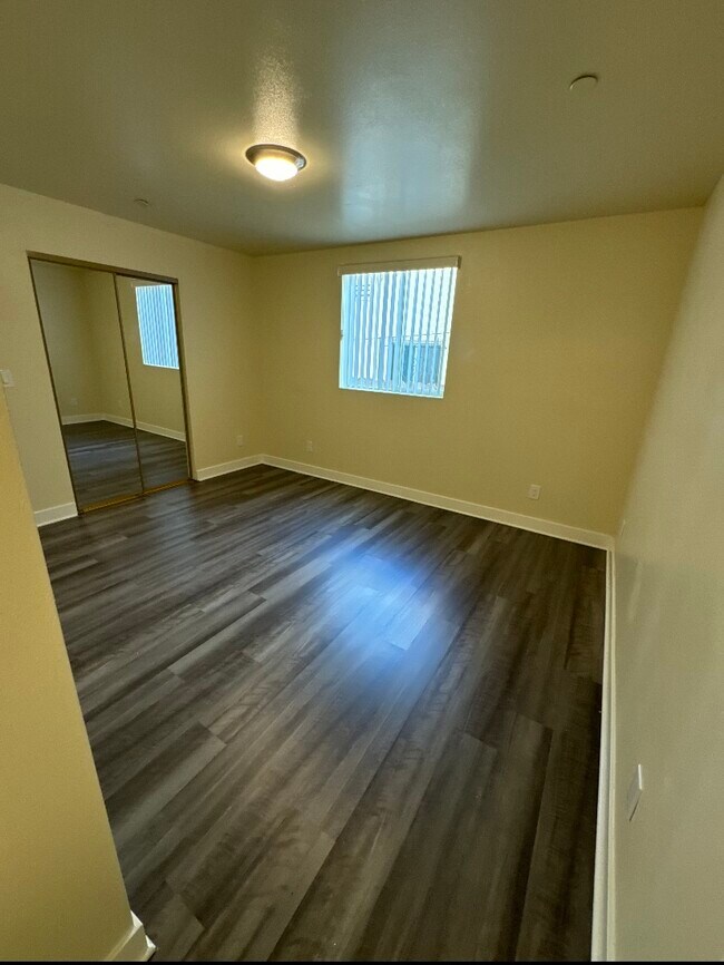 Building Photo - 617, 617 1/2, 619 W 83rd St.