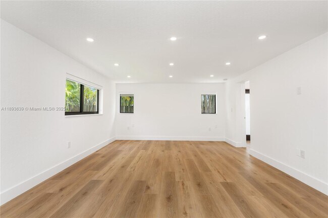 Building Photo - 6731 SW 33rd St