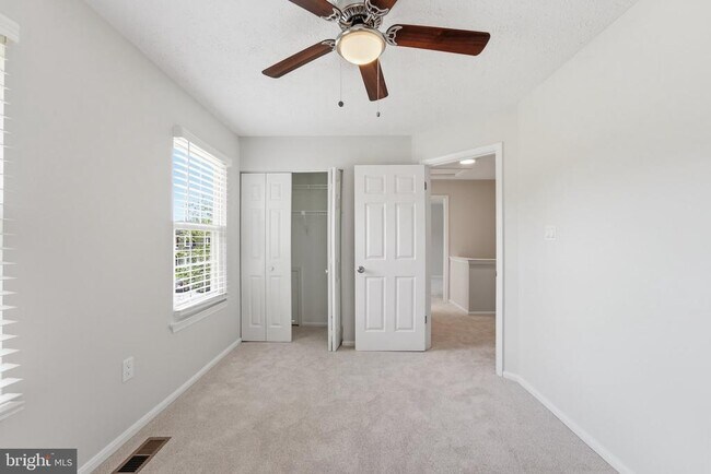 Building Photo - 2401 W Rosecroft Village Cir