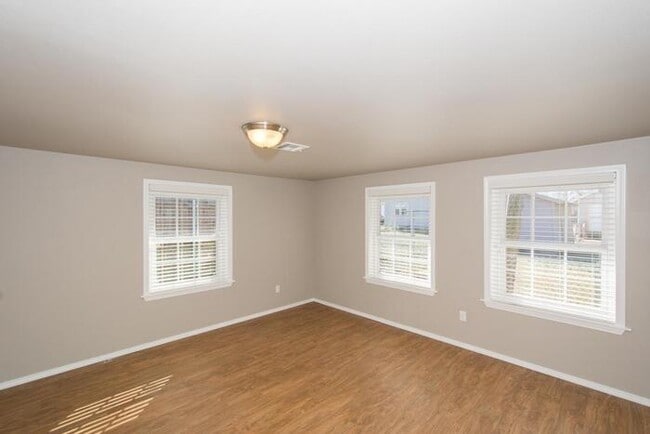Building Photo - Spacious 1/1 Retreat – Steps from TU & Tul...