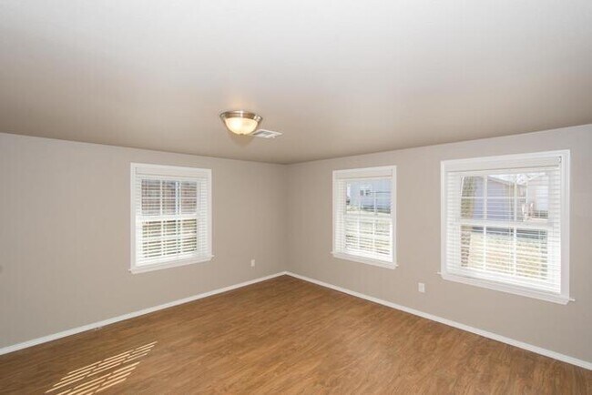 Building Photo - Spacious 1/1 Retreat – Steps from TU & Tulsa’s Hot Spots