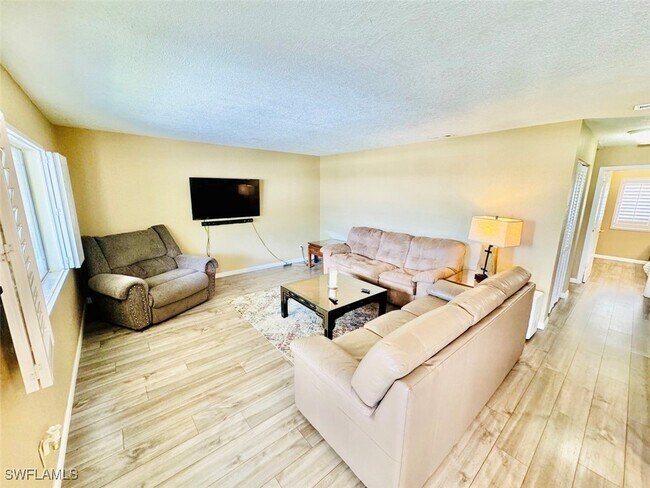 Building Photo - 4631 Bayshore Dr