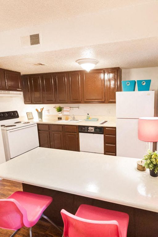 Casa 39 Apartments kitchen area with decor - Casa 39