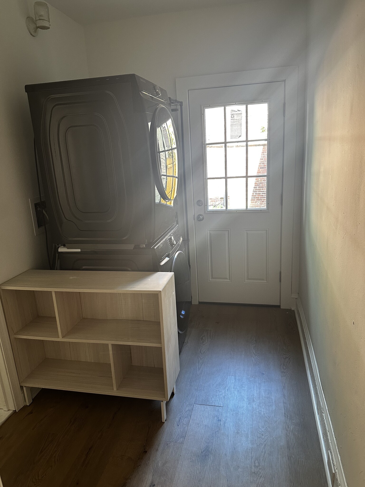 in-unit W/D and access to backyard - 313 N 37th St
