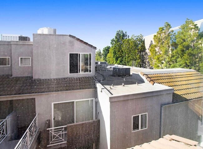 Building Photo - 355 N Maple St