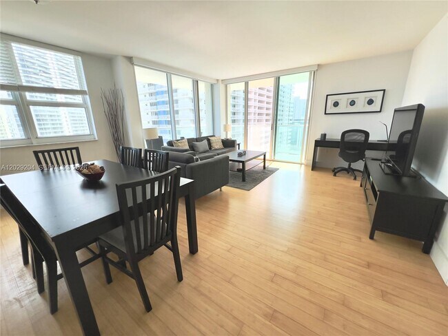 Building Photo - 1155 Brickell Bay Dr