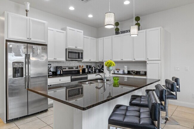 Building Photo - Welcome home to this gorgeous 4 bed 4 bath pool home!