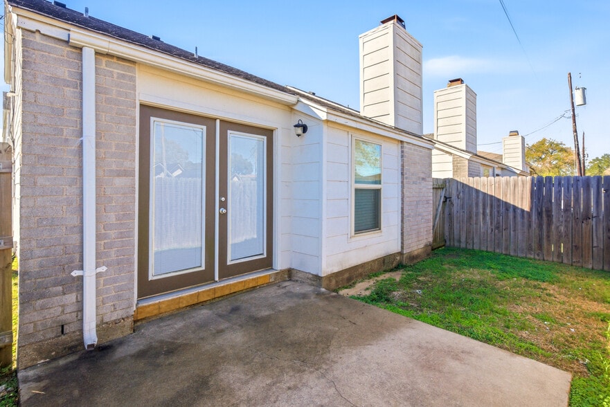 Building Photo - 202 Teakwood Dr