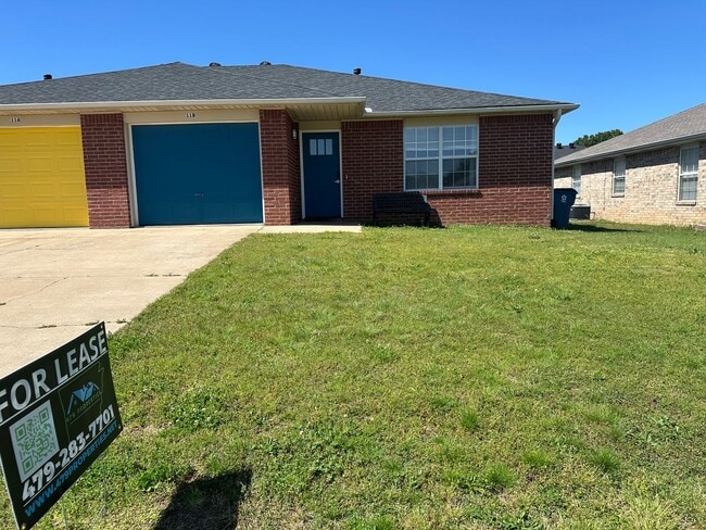 Building Photo - Available Now!  3 Bedroom, 2 Bathroom in Prime Bentonville Location, w/ Garage and Fenced-in Back...