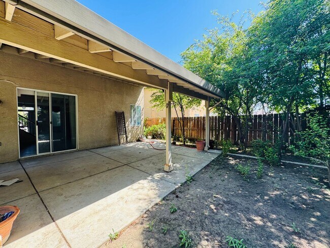 Building Photo - 915 Cardoza Rd