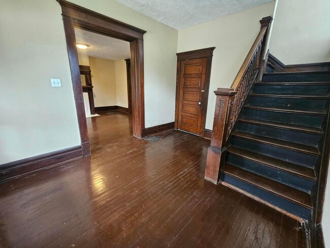 Building Photo - 831 Linwood Ave