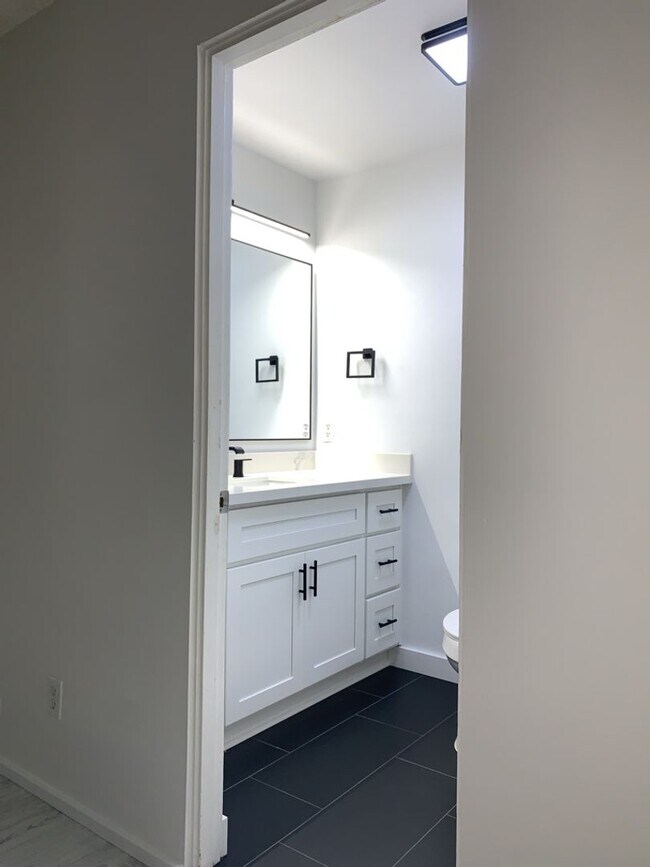Building Photo - Ground floor Oasis -  1BD/1.5BA