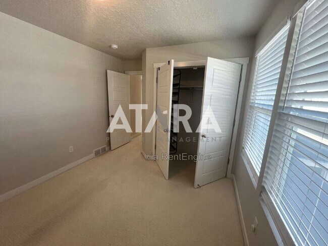 Building Photo - 1754 Oakwood Ln