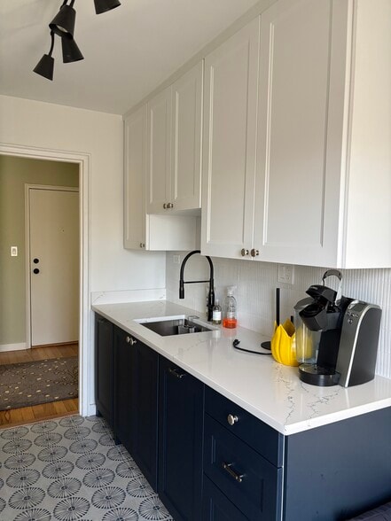 Building Photo - 102 N George Mason Dr