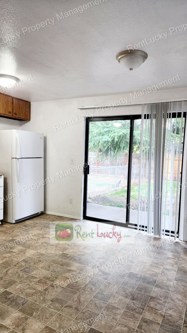 Building Photo - Green-Parkland Duplex