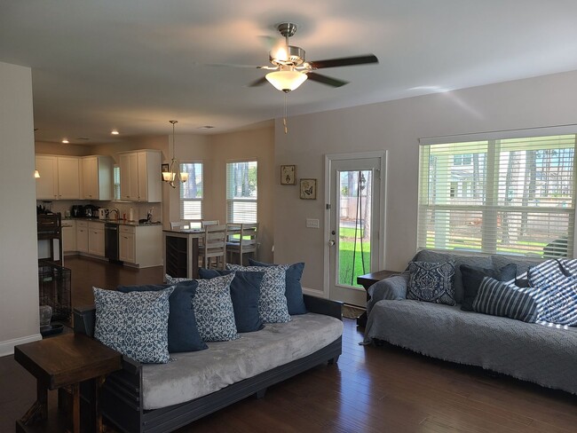 Building Photo - Gorgeous 4 bedroom home in Mimosa Bay!