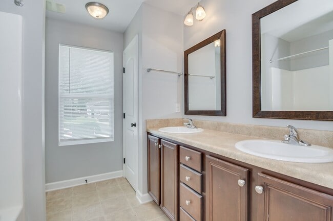 Building Photo - Beautiful 4 Bedroom in Great Neighborhood!