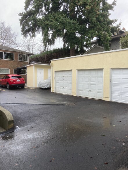 Building Photo - 916 10th Ave E