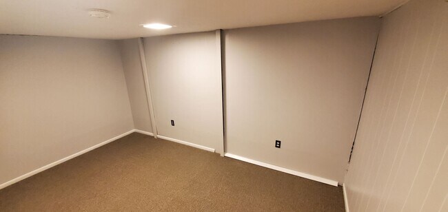 Building Photo - College View Cutie!