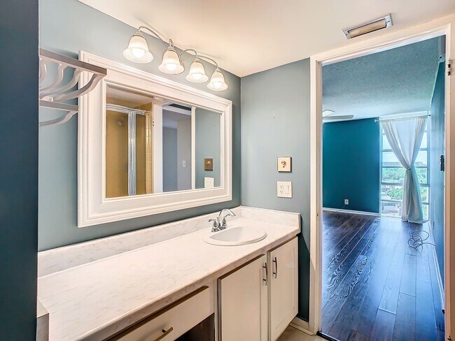 Building Photo - 7400 Sun Island Dr S