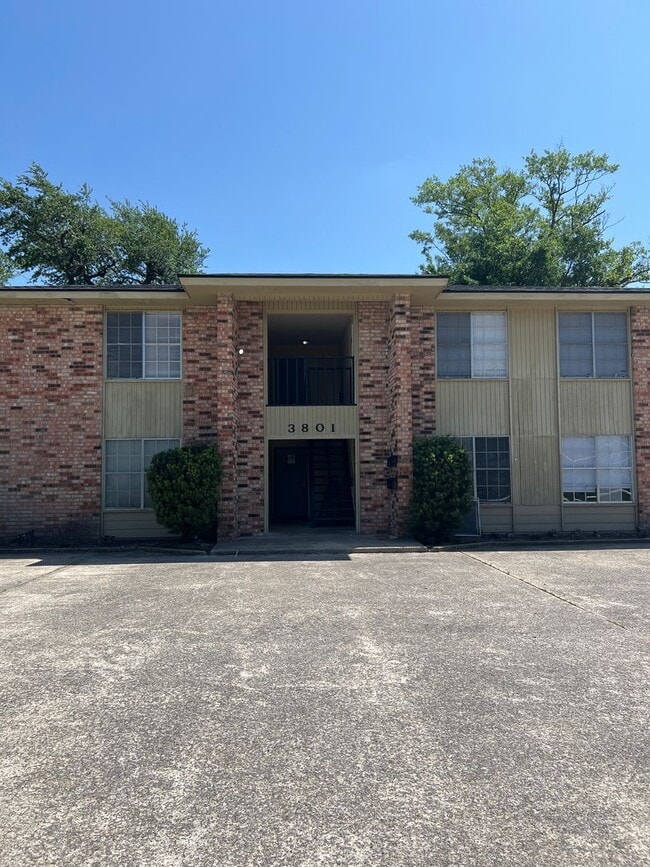 Building Photo - 1 bedroom 1 bath Apartment