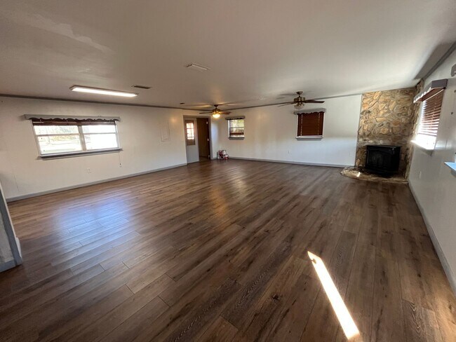 Building Photo - Spacious 3-Bedroom home with Huge Fenced Yard & Pole Barn – Live Oak, FL