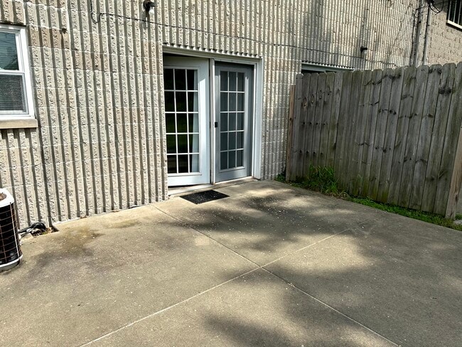 Building Photo - 111 Pin Oak Dr