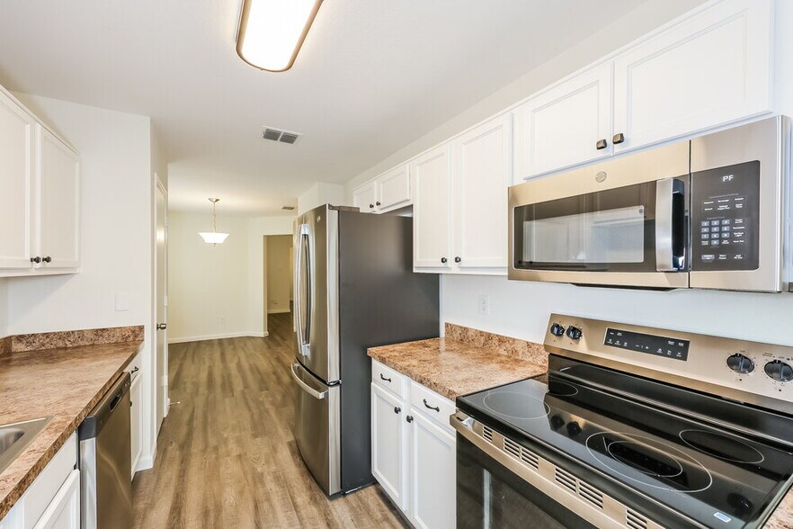 Building Photo - 10701 Many Oaks Dr