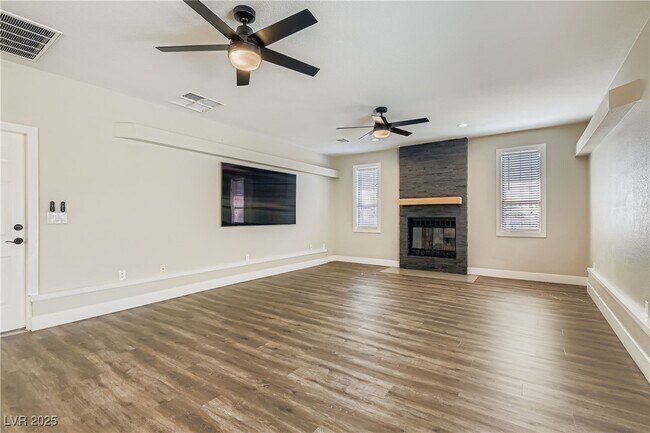 Building Photo - 6690 N Torrey Pines Dr