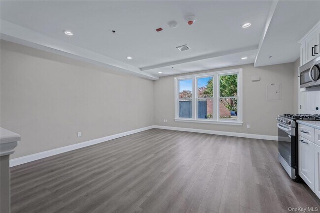 Building Photo - 110 School St