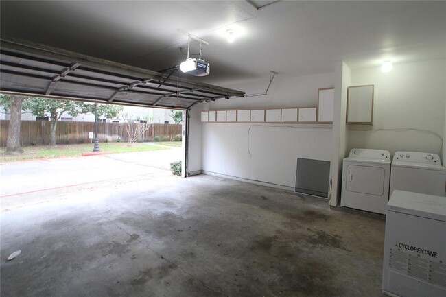 Building Photo - 17627 Red Oak Dr