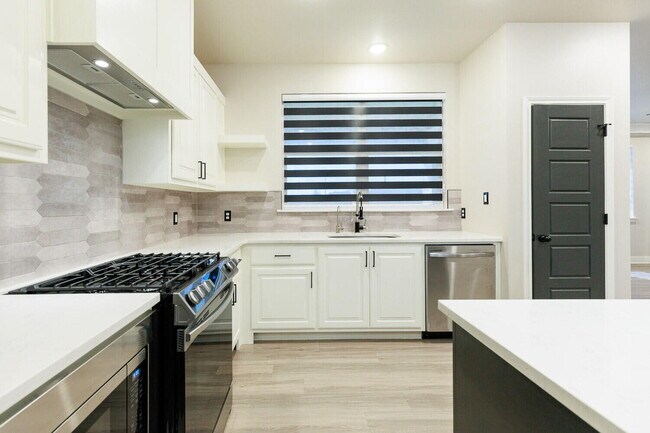 Building Photo - 5825 Grinnell St