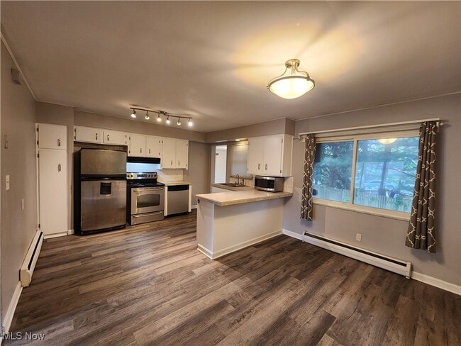 Building Photo - 3032 Englewood Dr