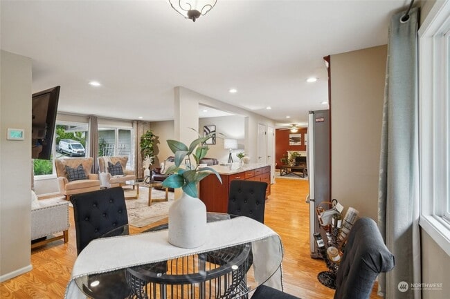 Building Photo - Spacious 3 Bedroom Home In Mountlake Terra...