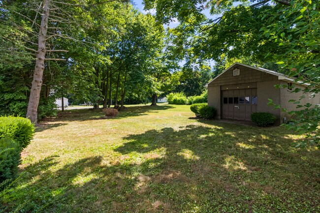 Building Photo - 160 Beecher St