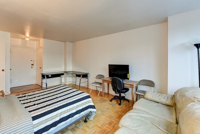 Building Photo - Spacious & Bright Unfurnished Studio for Rent