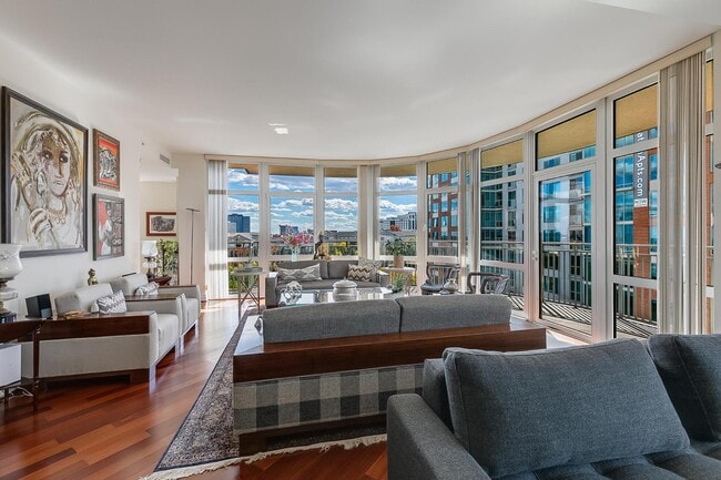 Building Photo - 8220 Crestwood Heights Dr