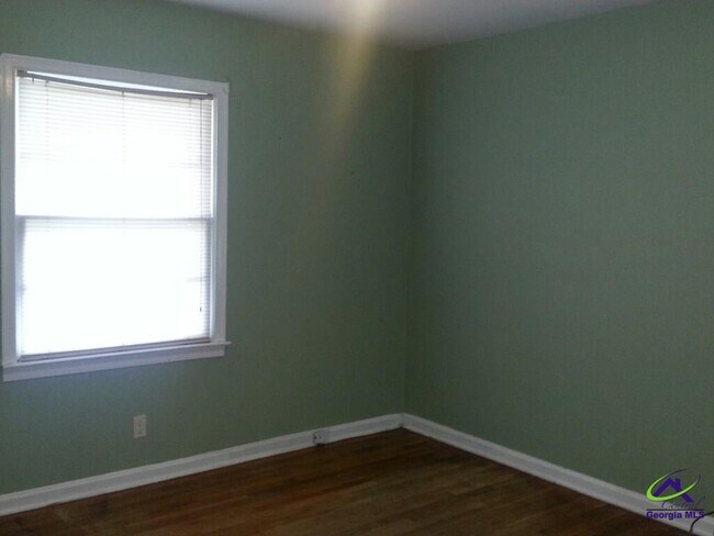 Building Photo - 323 Bernard Dr