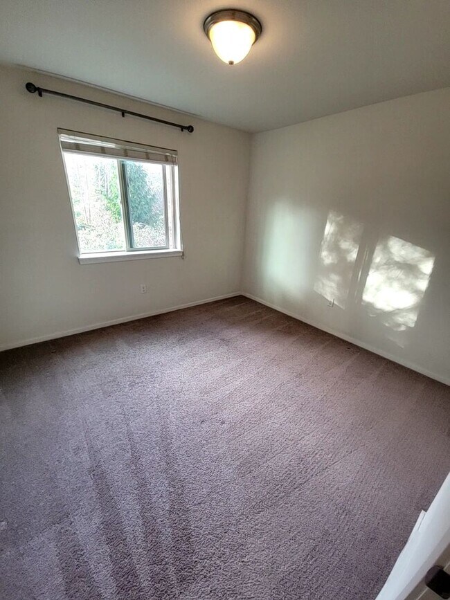 Building Photo - Large 4 Bed Split, Available Now! Pets Okay!