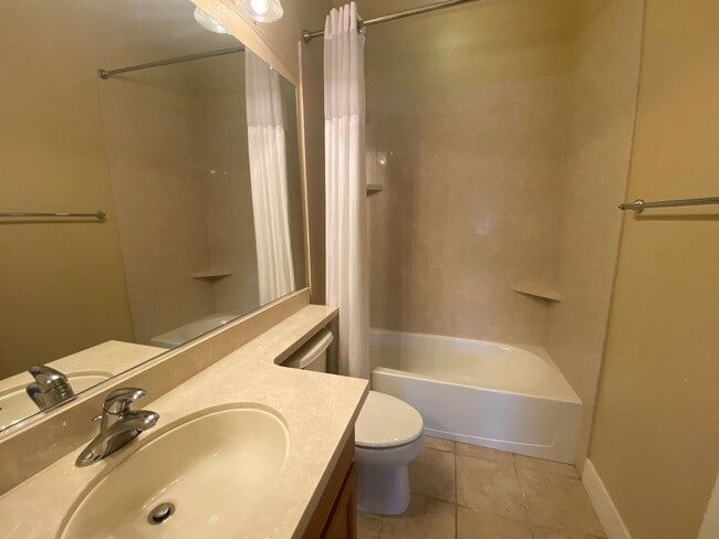 Building Photo - Newer Multi-Level Downtown Townhouse with Double Master Bedrooms