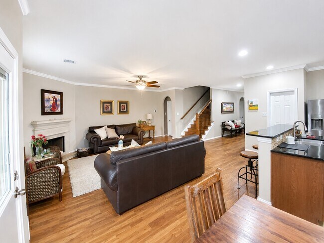 Building Photo - 110 N Hawkhurst Cir