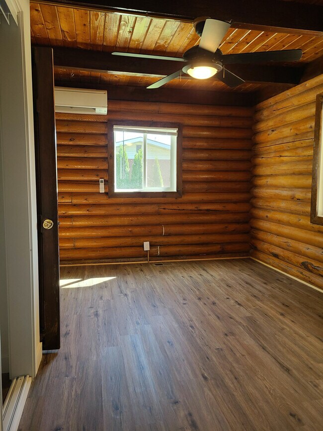 Building Photo - 15905 Ellis Ave