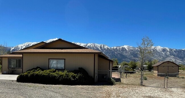 Building Photo - Spacious property with views!