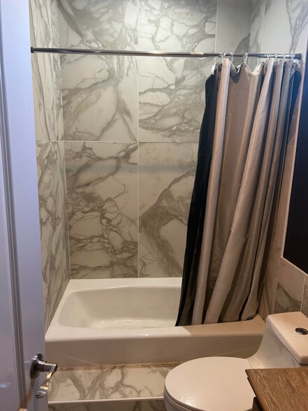 Main bath - 11511 E Caribbean Ln