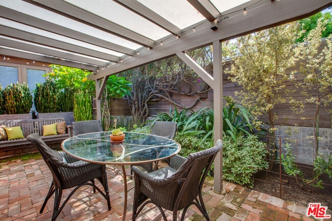 Building Photo - 927 1/2 Victoria Ave